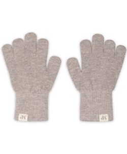 Strikket fingervanter fra mp Denmark i en ull/bomull blanding. Utsiden av vantene er laget av 50% ull, 30% akryl og 20% polyamid, mens foret på innsiden er laget av 95% bomull og 5% elastan som gir en behagelig følelse mot huden. mp er kjent for sine design, gode passform og kvalitet. Vaskes på ullprogram i vaskemaskinen med vaskemiddel for ull/silke.