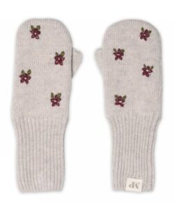 Søte votter fra mp Denmark med blomster. Vottene er laget i en myk blanding av 35% polyamid, 30% viskose, 30% merinoull og 5% kashmir.
