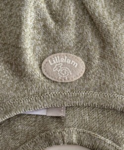 Lillelam classic babylue i ull lys mose nærbilde