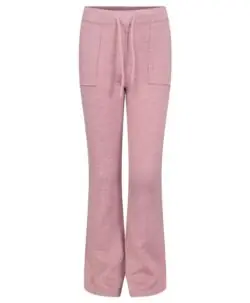 Rosa strikket slengbukse fra Vilje & Ve med justerbar snøring i livet og praktiske lommer i front. Laget av 100% superfine merinoull for en luksuriøs følelse og optimal varme. Perfekt for både avslappet hverdagsbruk og stilig loungewear.