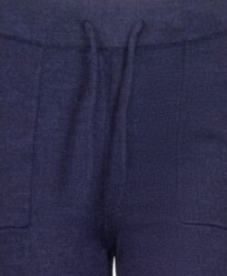 Marineblå strikket slengbukse fra Vilje & Ve med justerbar snøring i livet og praktiske lommer i front. Laget av 100% superfin merinoull for en luksuriøs følelse og optimal varme. Perfekt for både avslappet hverdagsbruk og stilig loungewear.