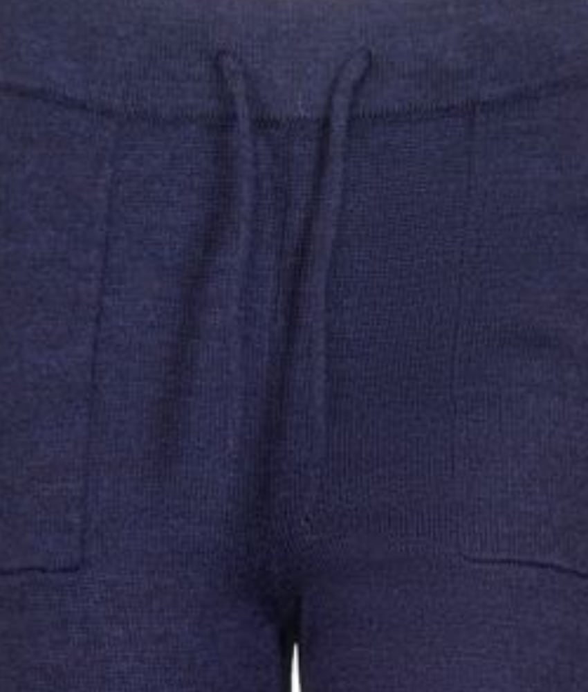 Marineblå strikket slengbukse fra Vilje & Ve med justerbar snøring i livet og praktiske lommer i front. Laget av 100% superfin merinoull for en luksuriøs følelse og optimal varme. Perfekt for både avslappet hverdagsbruk og stilig loungewear.