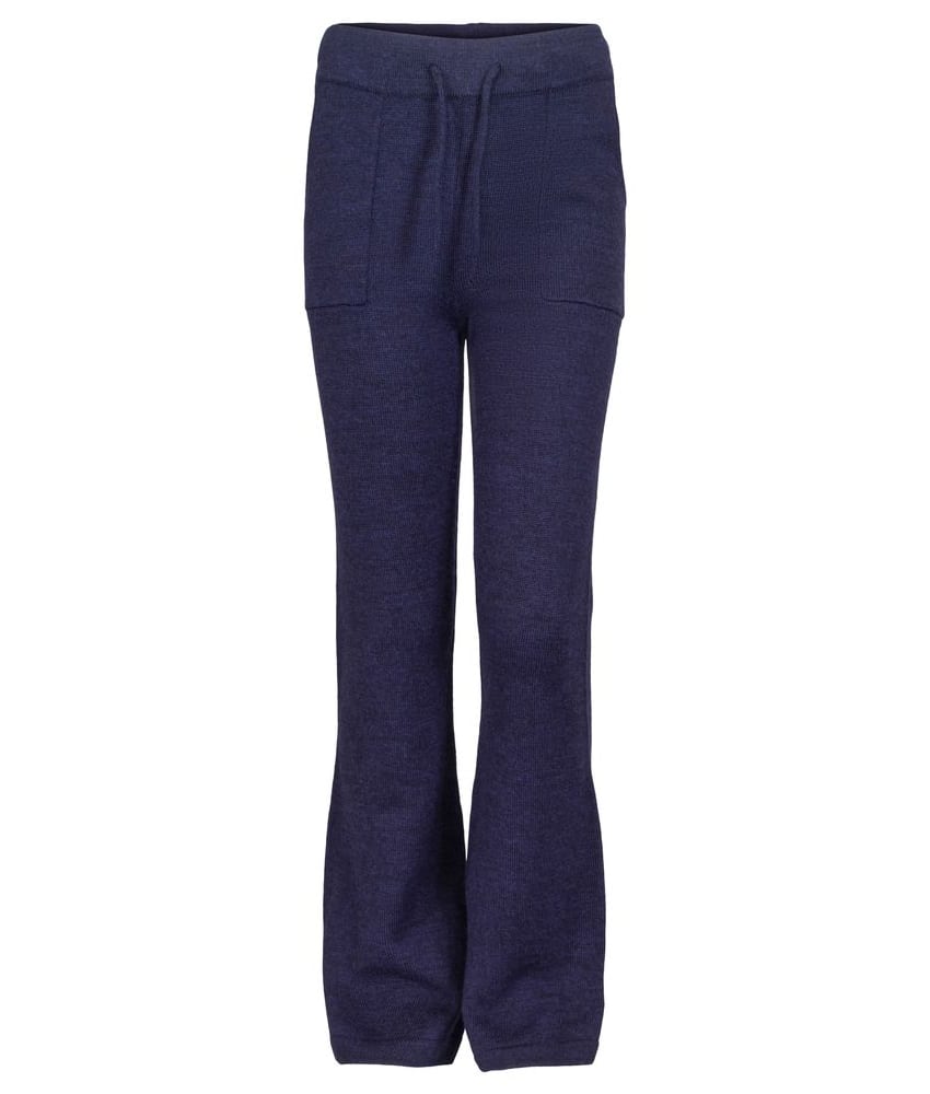 Marineblå strikket slengbukse fra Vilje & Ve med justerbar snøring i livet og praktiske lommer i front. Laget av 100% superfin merinoull for en luksuriøs følelse og optimal varme. Perfekt for både avslappet hverdagsbruk og stilig loungewear.