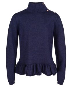 Marineblå strikket ullgenser fra Vilje & Ve med høy hals og knappedetaljer, komplettert med en sjarmerende rysjekant nederst. Perfekt for en varm og stilig look og er superfin til Aspen strikket bukse. Laget av 100% superfin merinoull. 