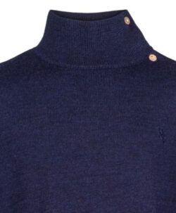 Marineblå strikket ullgenser fra Vilje & Ve med høy hals og knappedetaljer, komplettert med en sjarmerende rysjekant nederst. Perfekt for en varm og stilig look og er superfin til Aspen strikket bukse. Laget av 100% superfin merinoull. 