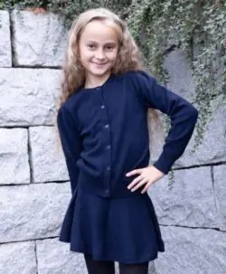 Tidløst A-formet skjørt fra Vilje og Ve i 100% myk, strikket ull som kombinerer komfort og eleganse. Chloe-skjørtet har en flatterende silhuett som faller pent og gir god bevegelsesfrihet.