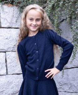 En nydelig ullcardigan fra Vilje & Ve i klassisk marineblå farge, designet med elegante puffermer for et feminint uttrykk. Elli-cardiganen er strikket i myk ull og passer perfekt til Chloe strikket skjørt. Laget av 100% ull. 