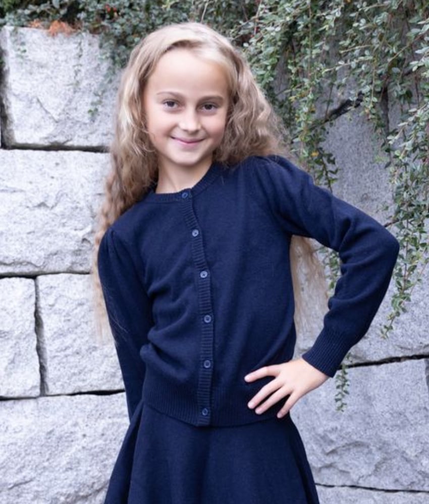 En nydelig ullcardigan fra Vilje & Ve i klassisk marineblå farge, designet med elegante puffermer for et feminint uttrykk. Elli-cardiganen er strikket i myk ull og passer perfekt til Chloe strikket skjørt. Laget av 100% ull.