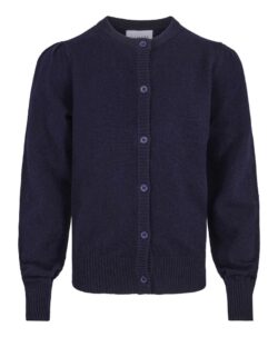 En nydelig ullcardigan fra Vilje & Ve i klassisk marineblå farge, designet med elegante puffermer for et feminint uttrykk. Elli-cardiganen er strikket i myk ull og passer perfekt til Chloe strikket skjørt. Laget av 100% ull. 