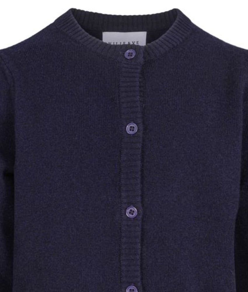 En nydelig ullcardigan fra Vilje & Ve i klassisk marineblå farge, designet med elegante puffermer for et feminint uttrykk. Elli-cardiganen er strikket i myk ull og passer perfekt til Chloe strikket skjørt. Laget av 100% ull.