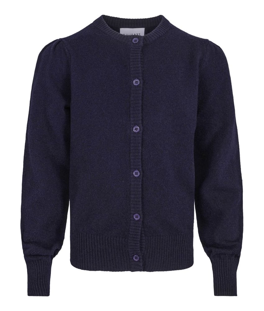 En nydelig ullcardigan fra Vilje & Ve i klassisk marineblå farge, designet med elegante puffermer for et feminint uttrykk. Elli-cardiganen er strikket i myk ull og passer perfekt til Chloe strikket skjørt. Laget av 100% ull.