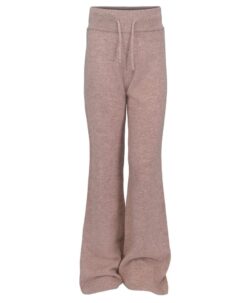 Myk og komfortabel strikkebukse fra Vilje & Ve i ren ull med moderne slengfasong. Esme-buksen har en elastisk linning og elegant fall, og passer perfekt både til hverdags og til lune inneaktiviteter. Kombiner den gjerne med en strikkegenser i samme fargetone for et gjennomført antrekk. Laget av 100% merinoull. 