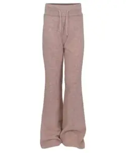Myk og komfortabel strikkebukse fra Vilje & Ve i ren ull med moderne slengfasong. Esme-buksen har en elastisk linning og elegant fall, og passer perfekt både til hverdags og til lune inneaktiviteter. Kombiner den gjerne med en strikkegenser i samme fargetone for et gjennomført antrekk. Laget av 100% merinoull. 