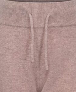 Myk og komfortabel strikkebukse fra Vilje & Ve i ren ull med moderne slengfasong. Esme-buksen har en elastisk linning og elegant fall, og passer perfekt både til hverdags og til lune inneaktiviteter. Kombiner den gjerne med en strikkegenser i samme fargetone for et gjennomført antrekk. Laget av 100% merinoull. 