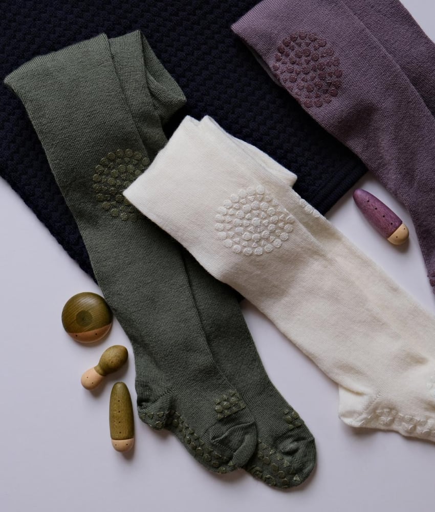 Varm og myk krabbestrømpebukse i ull fra danske GoBabyGo. Det er gummiknotter på knær, på tuppen av tærne og under føttene som gir ekstra trygghet og hjelp i øvelsen fra første krabbetak til første skritt. God passform og slitesterk. Laget av 80% ekstra fin merinoull, 17% polyamid og 3% elastan. Strømpebuksene er Øko-Tex Standard 100 sertifisert. Kan fint vaskes i maskin på 30 grader ullprogram med vaskemiddel for ull/silke. Vask gjerne strømpebuksen på vrangen så holder den seg fin lenger.