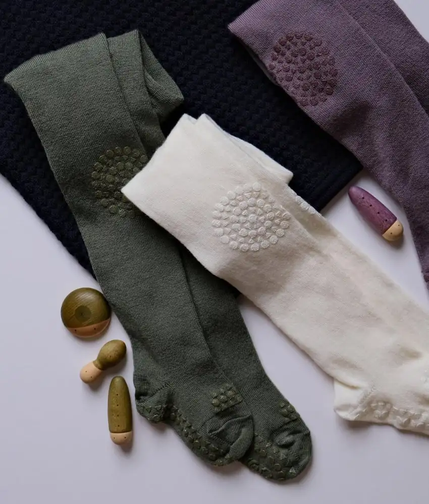 Varm og myk krabbestrømpebukse i ull fra danske GoBabyGo. Det er gummiknotter på knær, på tuppen av tærne og under føttene som gir ekstra trygghet og hjelp i øvelsen fra første krabbetak til første skritt. God passform og slitesterk. Laget av 80% ekstra fin merinoull, 17% polyamid og 3% elastan. Strømpebuksene er Øko-Tex Standard 100 sertifisert. Kan fint vaskes i maskin på 30 grader ullprogram med vaskemiddel for ull/silke. Vask gjerne strømpebuksen på vrangen så holder den seg fin lenger.