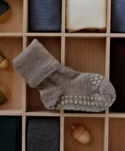 Varme og myke ullsokker i fin merinoull med antiskli fra danske GoBabyGo. Det er gummiknotter både oppå og under føttene som gir ekstra trygghet og hjelp i øvelsen fra første krabbetak til første skritt. God ribbekant som kan brettes opp/ned. Laget av 80% fin merinoull, 17% polyamid og 3% elastan. Sertifisert med Øko-Tex Standard 100. Kan fint vaskes i maskin på 30 grader ullprogram med vaskemiddel for ull/silke.