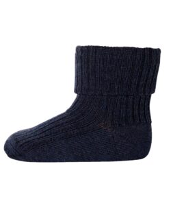 3-pack med ribbestrikkede sokker i ull fra mp Denmark. Disse sokkene er en helårs-favoritt. Tynne nok til å å få plass i alle slags sko, men varmer fortsatt godt da det er mye ull i sokkene. Sokkene har super passform og strikkes med en fasthet som øker slitestyrken på hæl og tå. Laget av 80% merinoull 17% polyamid og 3% elastan. Vaskes på ullprogram i vaskemaskinen med vaskemiddel for ull/silke. Sertifisert med Standard 100 fra OEKO-TEX®.