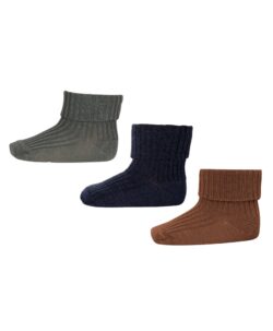 3-pack med ribbestrikkede sokker i ull fra mp Denmark. Disse sokkene er en helårs-favoritt. Tynne nok til å å få plass i alle slags sko, men varmer fortsatt godt da det er mye ull i sokkene. Sokkene har super passform og strikkes med en fasthet som øker slitestyrken på hæl og tå. Laget av 80% merinoull 17% polyamid og 3% elastan. Vaskes på ullprogram i vaskemaskinen med vaskemiddel for ull/silke. Sertifisert med Standard 100 fra OEKO-TEX®.