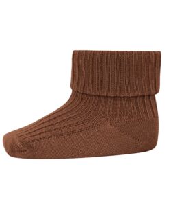 3-pack med ribbestrikkede sokker i ull fra mp Denmark. Disse sokkene er en helårs-favoritt. Tynne nok til å å få plass i alle slags sko, men varmer fortsatt godt da det er mye ull i sokkene. Sokkene har super passform og strikkes med en fasthet som øker slitestyrken på hæl og tå. Laget av 80% merinoull 17% polyamid og 3% elastan. Vaskes på ullprogram i vaskemaskinen med vaskemiddel for ull/silke. Sertifisert med Standard 100 fra OEKO-TEX®.