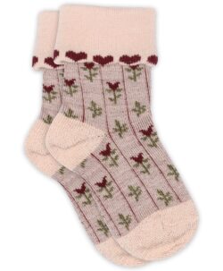 Søte sokker fra mp Denmark med blomster og hjerter. Laget av 76% ull, 17% polyamid, 4% polyester og 3% elastan. Vaskes på ullprogram i vaskemaskinen med vaskemiddel for ull/silke. Sertifisert med Standard 100 fra OEKO-TEX®.
