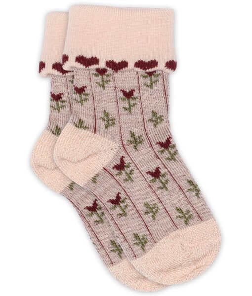 Søte sokker fra mp Denmark med blomster og hjerter. Laget av 76% ull, 17% polyamid, 4% polyester og 3% elastan. Vaskes på ullprogram i vaskemaskinen med vaskemiddel for ull/silke. Sertifisert med Standard 100 fra OEKO-TEX®.