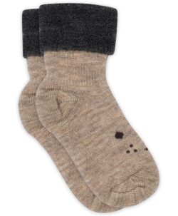 Søte sokker fra mp Denmark. Laget av 80% ull, 17% polyamid og 3% elastan. Vaskes på ullprogram i vaskemaskinen med vaskemiddel for ull/silke. Sertifisert med Standard 100 fra OEKO-TEX®.