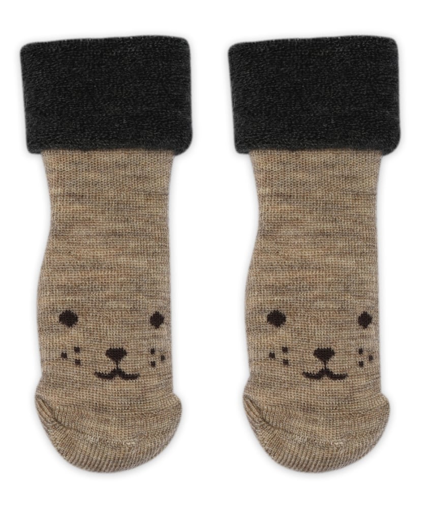 Søte sokker fra mp Denmark. Laget av 80% ull, 17% polyamid og 3% elastan. Vaskes på ullprogram i vaskemaskinen med vaskemiddel for ull/silke. Sertifisert med Standard 100 fra OEKO-TEX®.