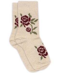 Glitter sokker fra mp Denmark med blomster motiv. Laget av 50% ull, 28% polyester, 18% polyamid og 4% elastan. Vaskes på ullprogram i vaskemaskinen med vaskemiddel for ull/silke. Det anbefales å vaske sokkene på vrangen, så holder de seg fine lengre. Sertifisert med Standard 100 fra OEKO-TEX®. 