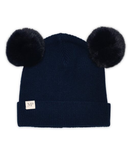 Varm og myk beanie lue fra mp Denmark med to søte dusker. Duskene er fake fur. Luen er laget i en myk blanding av 70% lammeull og 30% nylon som gir den god stretch og passform, foringen på innsiden av luen er laget av bomull. Sertifiseringer: OEKO-TEX® Standard 100.
