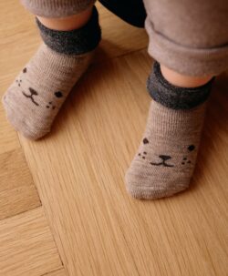 Søte sokker fra mp Denmark. Laget av 80% ull, 17% polyamid og 3% elastan. Vaskes på ullprogram i vaskemaskinen med vaskemiddel for ull/silke. Sertifisert med Standard 100 fra OEKO-TEX®.
