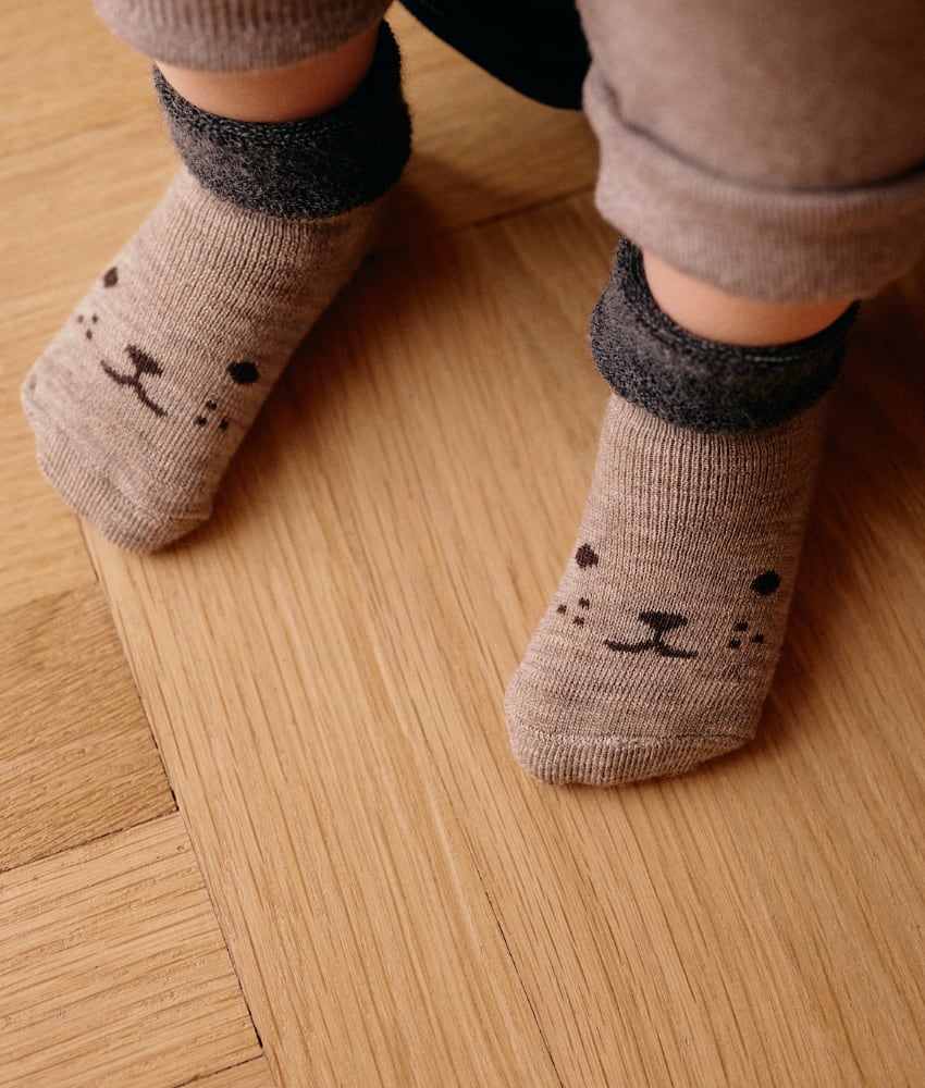 Søte sokker fra mp Denmark. Laget av 80% ull, 17% polyamid og 3% elastan. Vaskes på ullprogram i vaskemaskinen med vaskemiddel for ull/silke. Sertifisert med Standard 100 fra OEKO-TEX®.