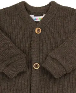 Joha ribbestrikket heldrakt med kokosknapper i 100% merinoull Brun Melange nærbilde