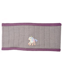 Pannebånd fra finske Kivat med søt enhjørning patch. Det er 100% ull på utsiden og innsiden er foret med bomull (97% økologisk bomull og 3% lycra) så det ikke klør. Det er sydd inn vindstopper for ved ørene. Kan vaskes i maskin på 30 grader ullprogram (vaskemiddel for ull/silke).