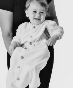 Cosilana nattpose baby økologisk ullfrotté svart hvitt bilde