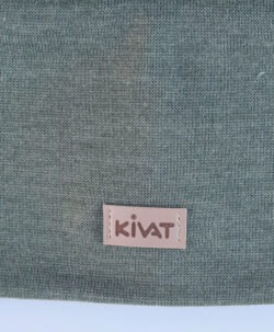 Alternative view of KIVAT pannebånd i ull/silke med vindstopper logo mosegrønn