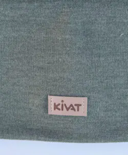 Alternative view of KIVAT pannebånd i ull/silke med vindstopper logo mosegrønn