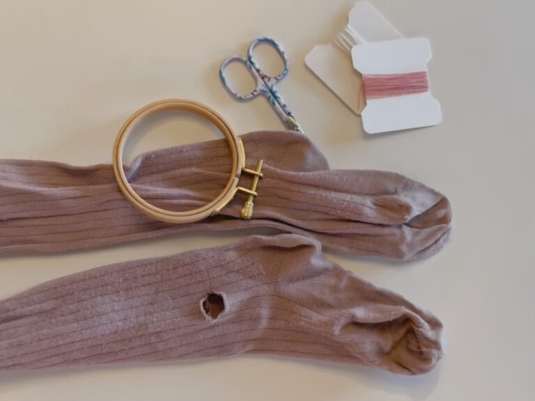 En ullstrømpebukse med hull i som skal repareres.