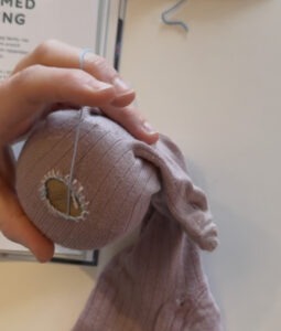 En strømpebukse blir stoppet ved hjelp av en stoppesopp.