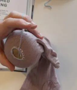 En strømpebukse blir stoppet ved hjelp av en stoppesopp.