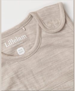 Lillelam nærbilde av nattpose til baby lys beige