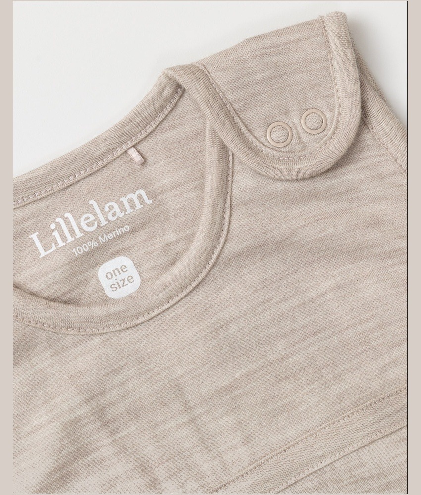 Lillelam nærbilde av nattpose til baby lys beige