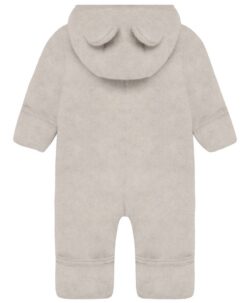 Nydelig ullfleecedress i 100% merinoull fra danske HUTTEliHUT med søte ører. Dressen har praktisk glidelås og hette. Trylle-ermer og trylle-føtter til og med str 80 kan brettes over for å varme små hender og tær. Vaskes fint i maskin på ullprogram 30 grader med vaskemiddel for ull/silke. Tørkes flatt, men ikke på varmekabler siden temperaturforskjell lett gjør at ullen krymper. Sertifisert med OEKO-TEX® STANDARD 100 og Woolmark Pure New Wool.