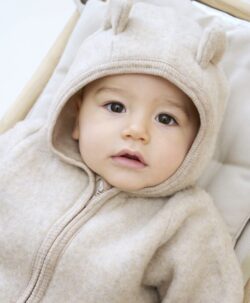 Baby som har på seg HUTTEliHUT basic ullfleecedress med små ører Camel Melange