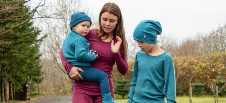 Lansering av Joa Special release, bilde av en dame, baby og et barn i ullklær